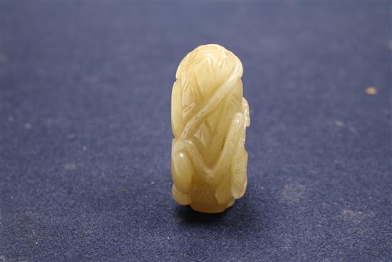 A Chinese carved hardstone snuff bottle 5.5cm